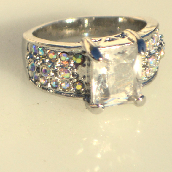 Rainbow Crystal 18k White Gold Topaz Size 8 Ring - Picture 6 of 6